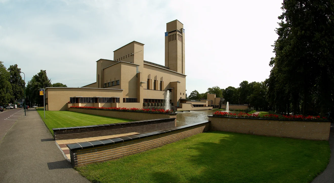 Raadhuis van Hilversum met de vijver en tuin